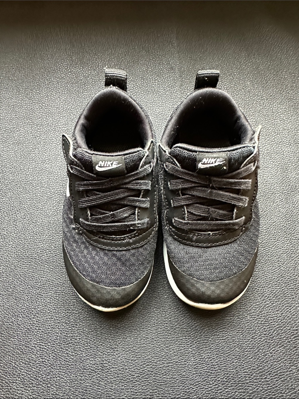 Nike Black and White Toddler Lightweight Sneaker - Picture 2 of 4